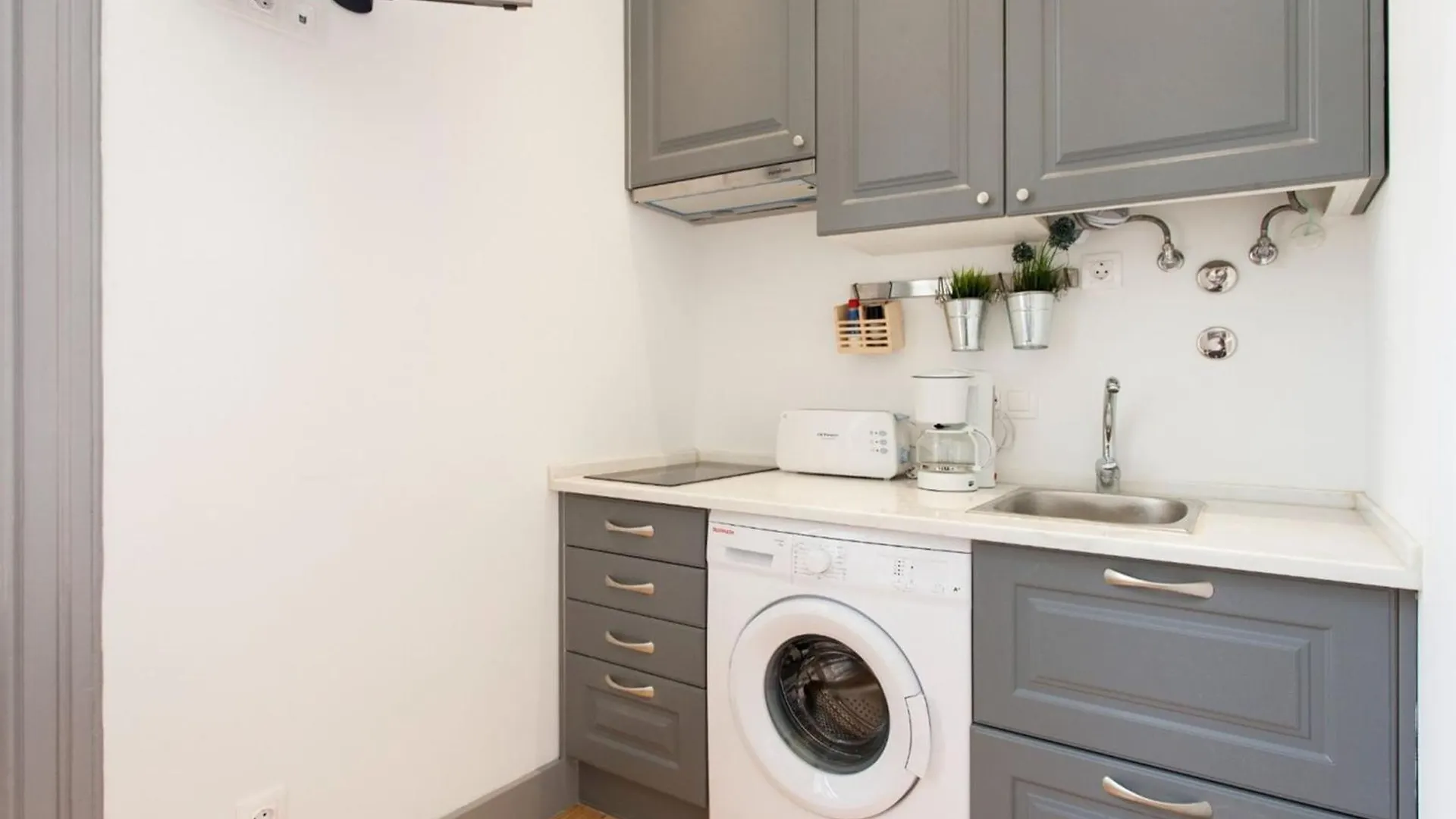 Studio Apartment Located Central Lisbon